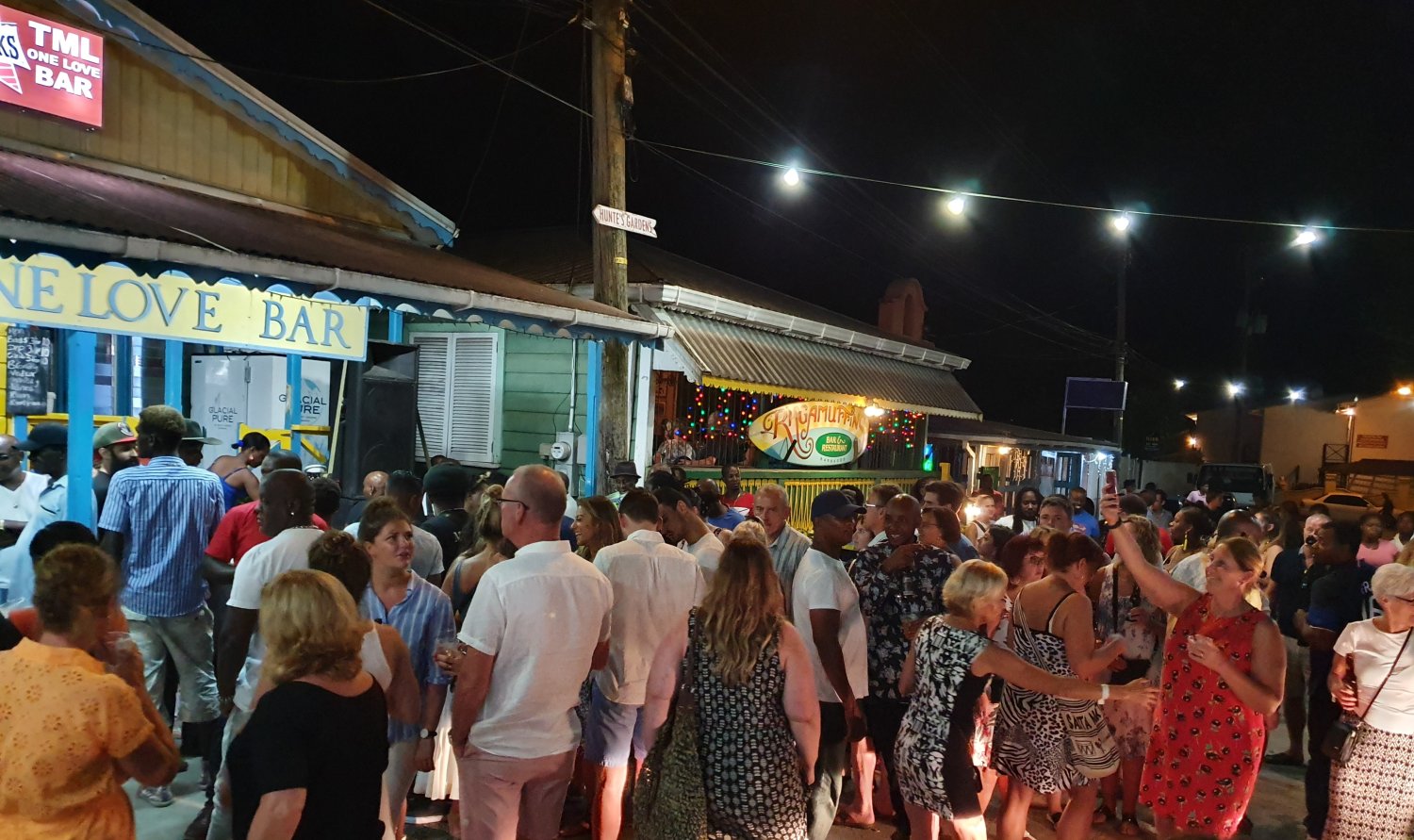 Barbados happy hours in Holetown